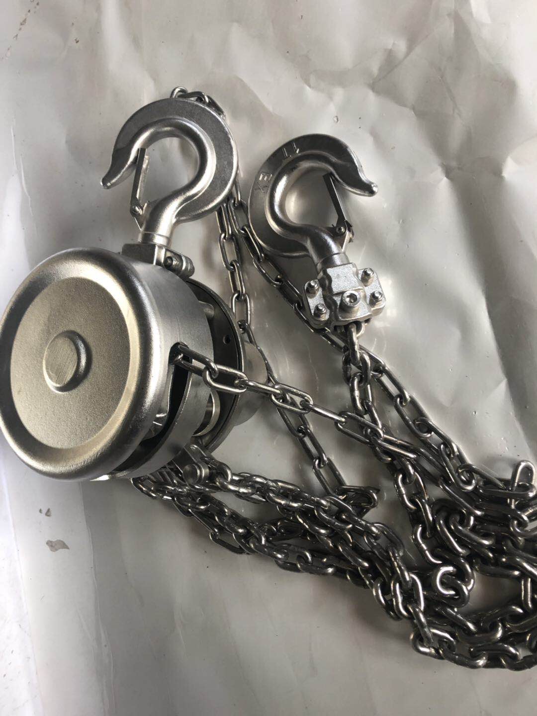 不銹鋼手拉葫蘆材質(zhì)是304嗎？化工食品污水處理廠用哪種手拉葫蘆？